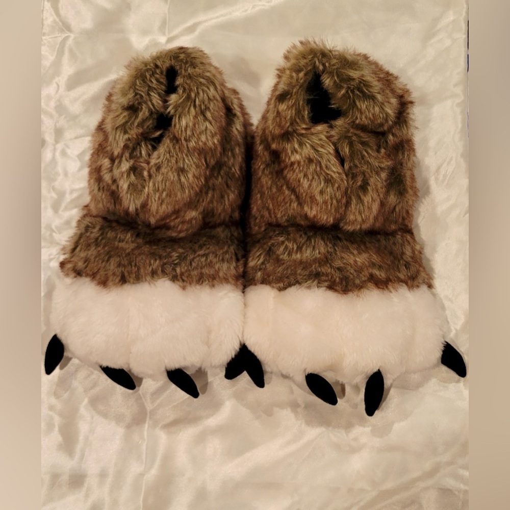 NWOT UNISEX Animal Paw Slippers.